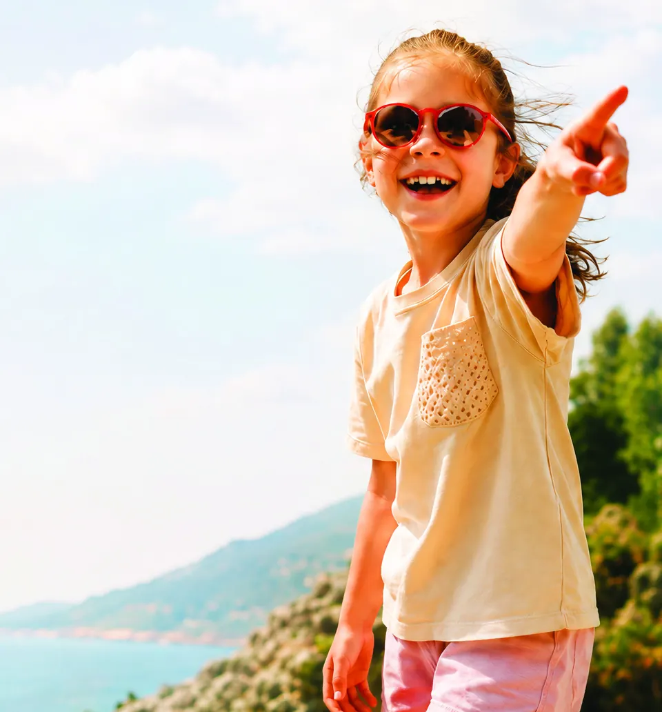 Lachendes Mädchen mit Kindersonnenbrille