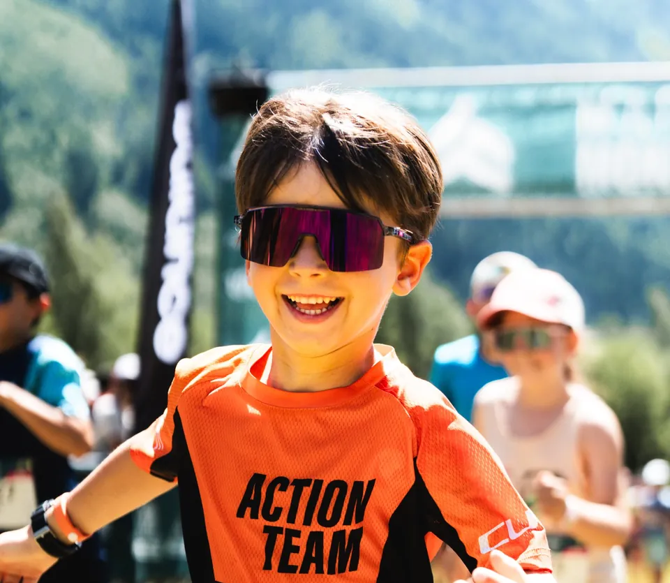 Lachender Junge mit Sportbrille beim Laufen – Sportbrillen gibt es auch für Kinder
